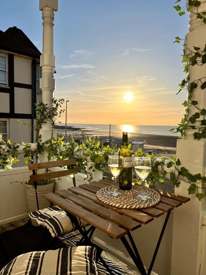 A View Of The Bay- Panoramic Sea Views- Sleeps 4 Apartamento Westgate-on-Sea Exterior foto
