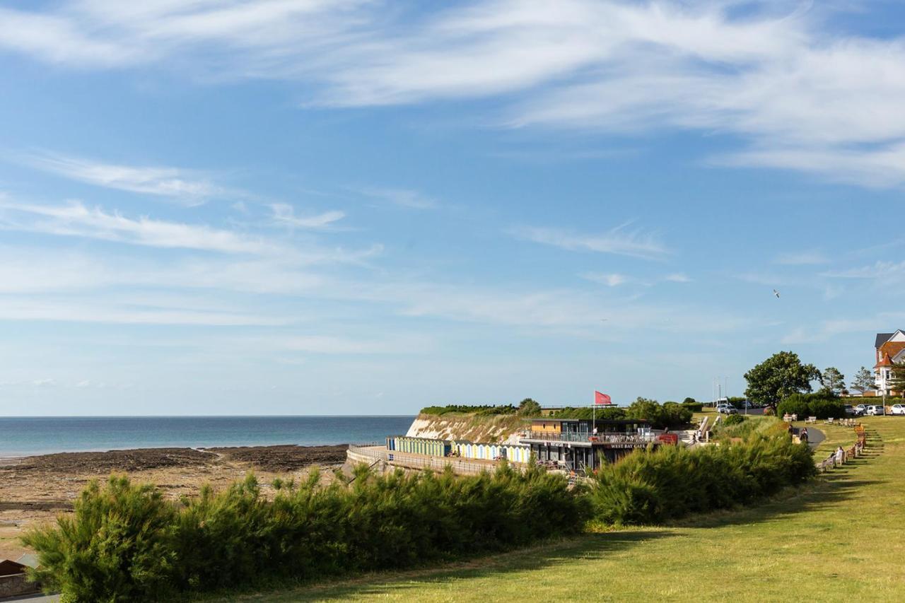A View Of The Bay- Panoramic Sea Views- Sleeps 4 Apartamento Westgate-on-Sea Exterior foto