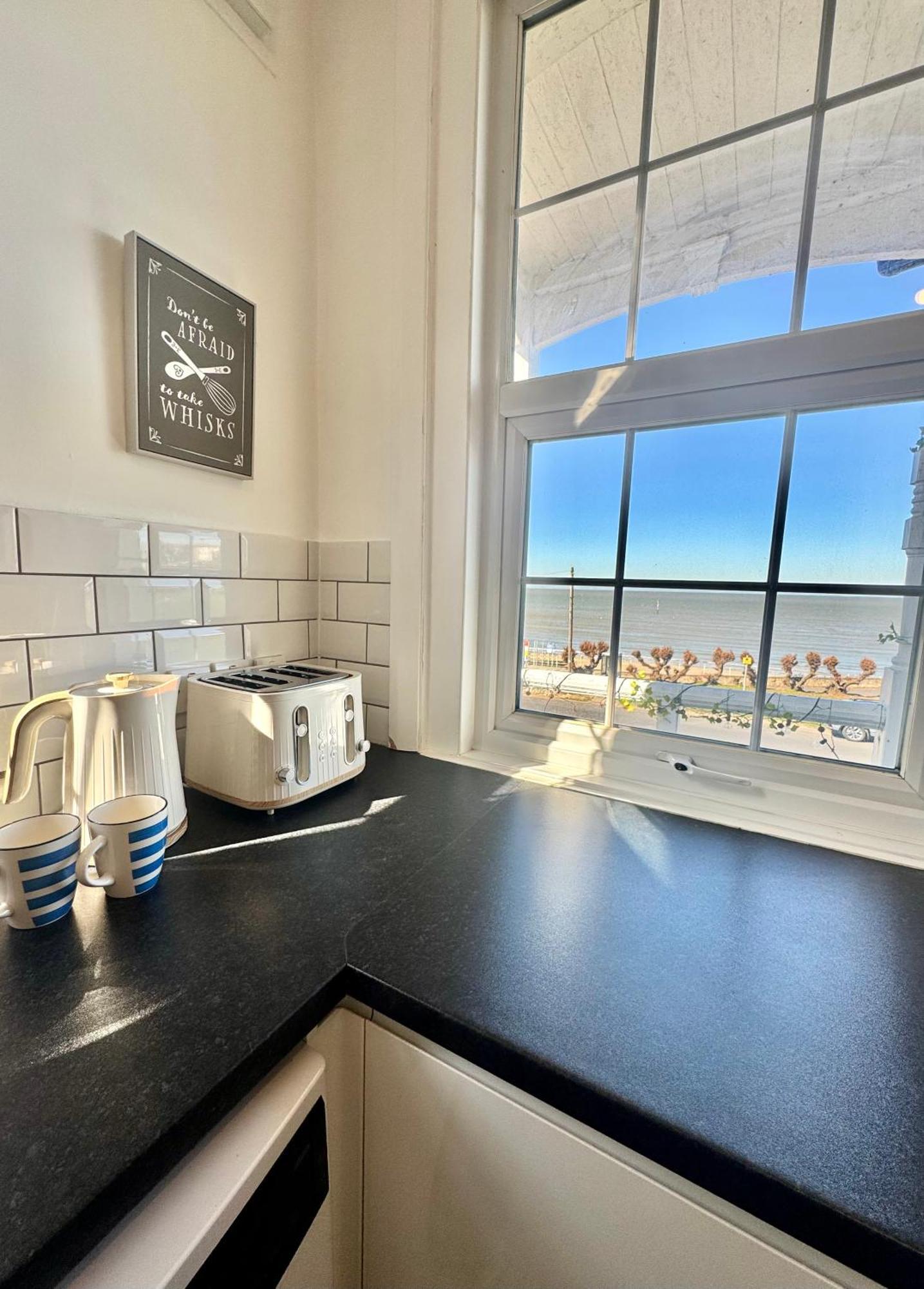 A View Of The Bay- Panoramic Sea Views- Sleeps 4 Apartamento Westgate-on-Sea Exterior foto